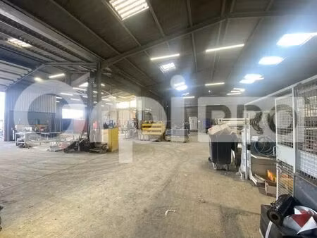 vente local d'activités 1 600 m²