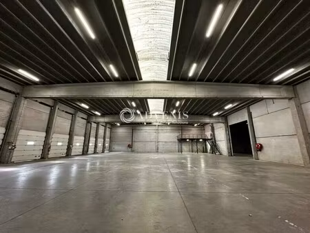 vente entrepôt 2 500 m²