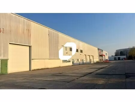 vente local d'activités 2 102 m²