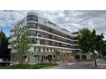 vente commerce saint genis pouilly 01630 285m²