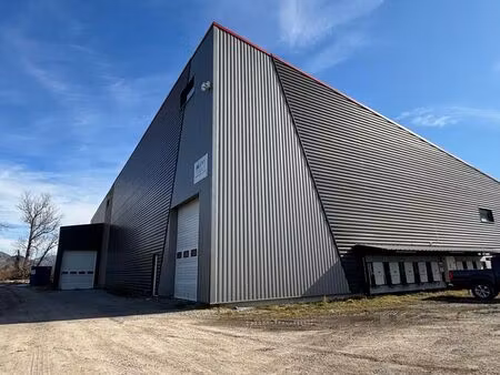 vente local d'activités 2 560 m²