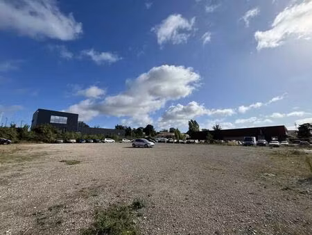 vente local d'activités 1 700 m²