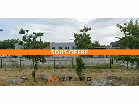 vente entrepôt 1 600 m²