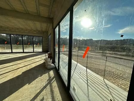 vente local d’activités trans en provence 83720 251m²