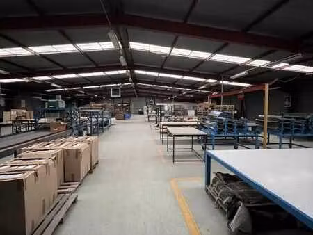 vente local d'activités 1 858 m²