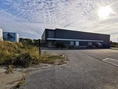 vente entrepôt 3 200 m²