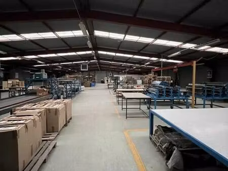 vente local d'activités 1 858 m²