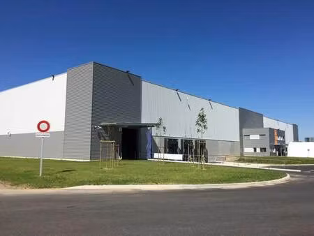 vente local d'activités 8 001 m²
