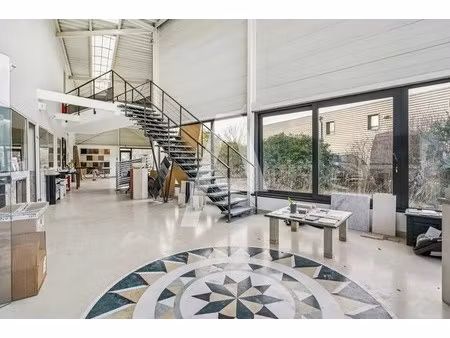 location local d'activités 859 m²