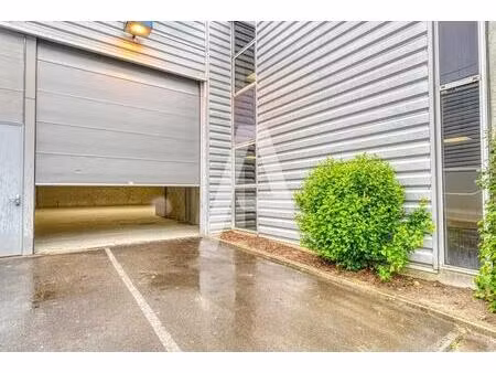 location local d'activités 392 m²