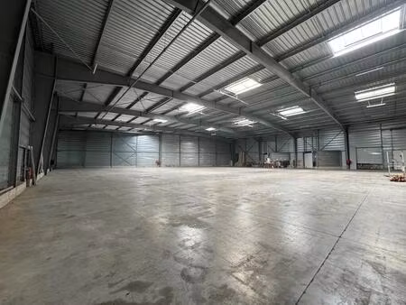 vente entrepôt 2 850 m²