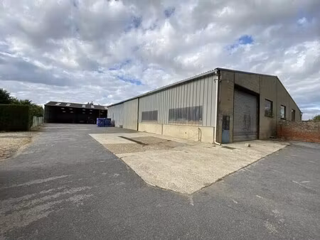 location local d'activités 1 122 m²