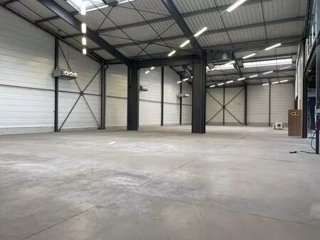 location local d'activités 852 m² à 4 688 m²