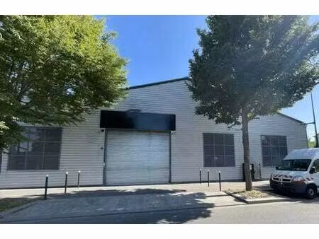 location local d'activités 688 m²