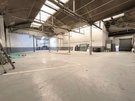 location local d'activités 688 m²