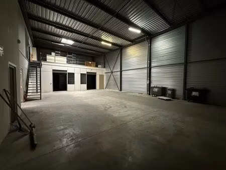 location local d'activités 705 m²