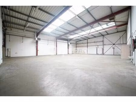 location local d'activités 880 m²