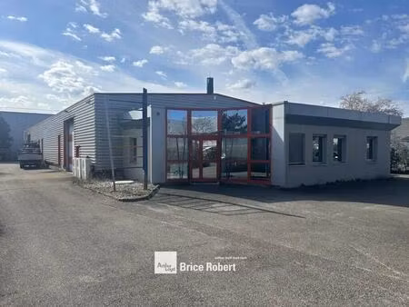 location local d'activités 880 m²