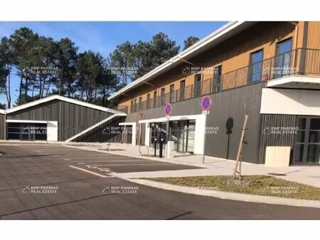 location local d'activités 302 m²