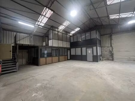 location local d'activités 250 m²