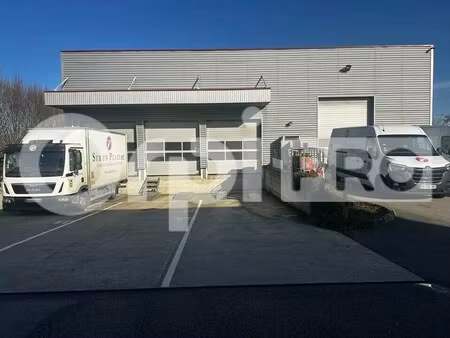 location local d'activités 1 700 m²