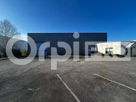 location local d'activités 810 m²