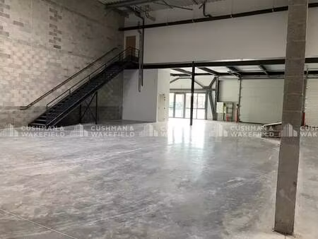 location local d’activités manosque 04100 549m²