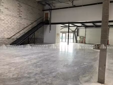 location local d'activités 549 m²