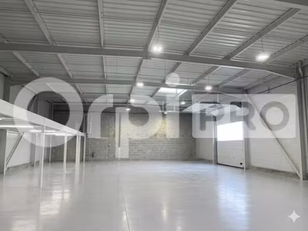 location local d'activités 830 m²
