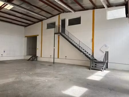 location local d'activités 417 m²