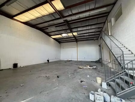 location local d'activités 417 m²