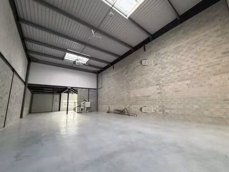 location local d'activités 384 m²
