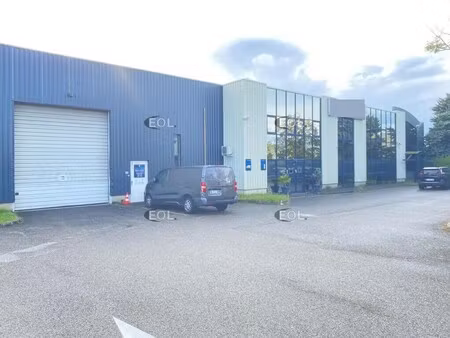 location entrepôt 1 858 m²