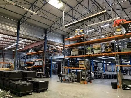 location local d'activités 2 425 m²