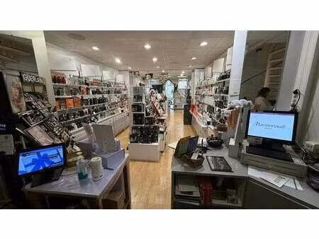 location commerce 115 m²