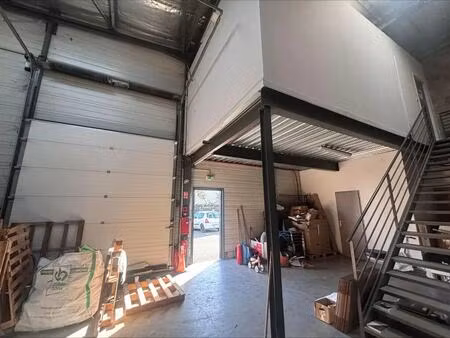 location local d'activités 150 m²