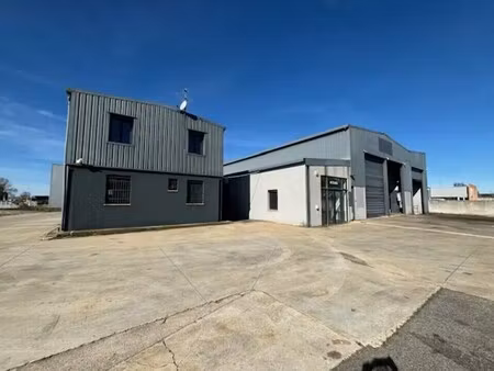 location local d'activités 830 m²