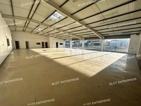 location commerce 1 800 m²