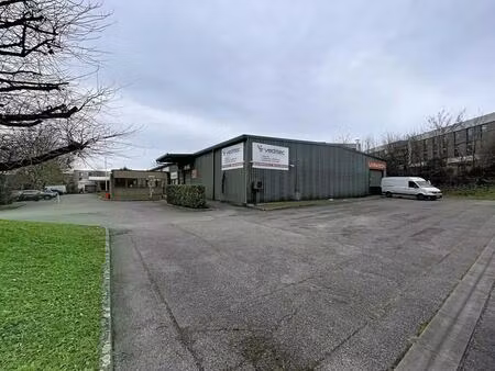 location entrepôt 1 735 m²