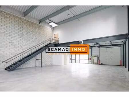 location entrepôt 77 m² à 371 m²