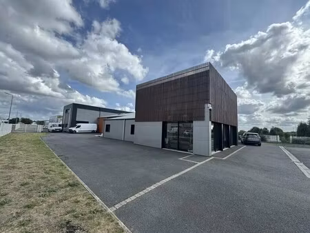 location local d'activités 989 m²