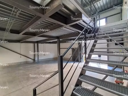 location local d'activités 200 m²