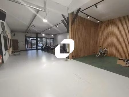 location local d'activités 672 m²