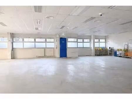 location entrepôt 150 m²