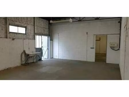 location entrepôt 140 m²