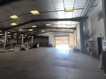 location local d'activités 1 580 m²