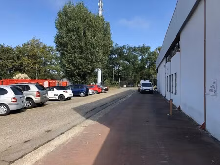 location local d'activités 407 m²