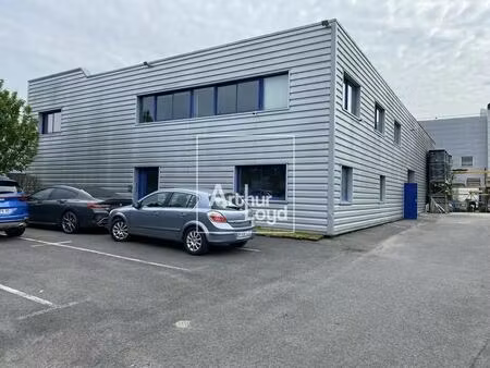 location local d'activités 690 m²