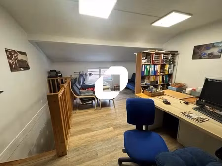 location local d'activités 151 m²