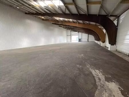 location local d'activités 800 m²